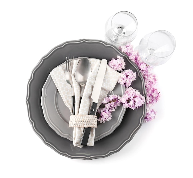 stół z naczyniami i jedzeniem