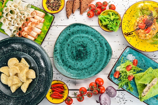 zestaw talerzy z potrawami